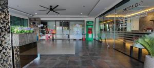 邦涛海滩The Regent Bangtao Spacious and comfortable studio at Bang Tao area的天花板上有一个大钟的商店前 更多27张照片