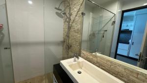 The Regent Bangtao Spacious and comfortable studio at Bang Tao area的一间浴室