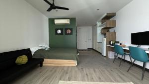 The Regent Bangtao Spacious and comfortable studio at Bang Tao area的电视和/或娱乐中心