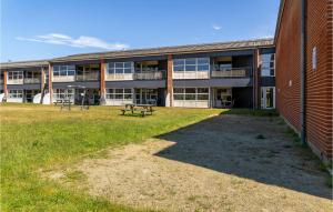 un edificio de apartamentos con una mesa de picnic en el patio en Fanø Bad, Værelse 26, en Fanø 6 fotos más
