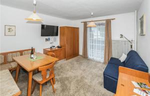 A television and/or entertainment centre at Ferienwohnung In Rauris