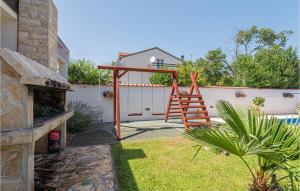 Un patio trasero con jardín con escalera de madera. en Nice Apartment In Dubrava Kod Sibenika, en Dubrava