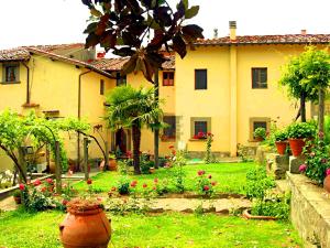Κήπος έξω από το L'oasi del Borgo con Biliardo e Camino nelle Balze