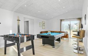 HadsundにあるCozy Home In Hadsund With Saunaのリビングルームのビリヤード台2台 +16枚の写真