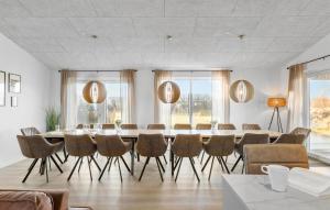 HadsundにあるCozy Home In Hadsund With Saunaのテーブルと椅子のあるダイニングルーム