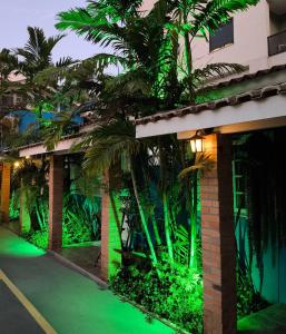 un edificio con luci verdi sul lato di Pousadinha e Residencial Sto António - Praia de Bombas/Bombinhas-SC a Bombinhas