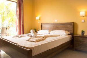 Postel nebo postele na pokoji v ubytování Koulouris Beach Hotel