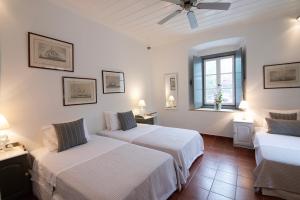 Giường trong phòng chung tại Villa 1853, Spetses Ground Floor +49 ảnh