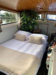 ein Bett auf der Rückseite eines Bootes in der Unterkunft Stunning Classic Dutch Barge near Henley & Marlow in Bourne End + 66 Fotos