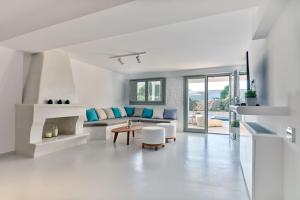 een woonkamer met een bank en een tafel bij Empire Luxury Villas in Santa Maria