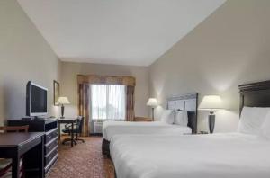 Postel nebo postele na pokoji v ubytování Lake Texoma Inn and Suites