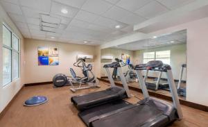 Fitness centrum a/nebo fitness zařízení v ubytování Lake Texoma Inn and Suites