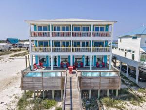 una grande casa sulla spiaggia con una passerella di BeachFront 18Bed Pool EasyBreezy a Gulf Shores