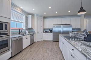 Cucina o angolo cottura di BeachFront 18Bed Pool EasyBreezy