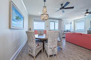 Area soggiorno di BeachFront 18Bed Pool EasyBreezy