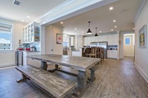 Cucina o angolo cottura di BeachFront 18Bed Pool EasyBreezy