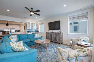 un soggiorno con mobili blu e TV a schermo piatto di BeachFront 18Bed Pool EasyBreezy a Gulf Shores