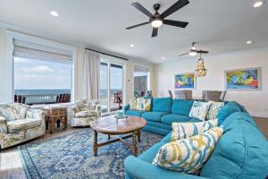 Area soggiorno di BeachFront 18Bed Pool EasyBreezy