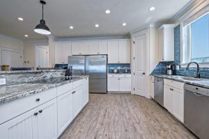 Cucina o angolo cottura di BeachFront 18Bed Pool EasyBreezy