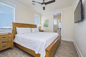 Letto o letti in una camera di BeachFront 18Bed Pool EasyBreezy
