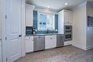 Cucina o angolo cottura di BeachFront 18Bed Pool EasyBreezy