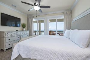 - une chambre avec un lit, un ventilateur de plafond et une télévision dans l'établissement BeachFront 5Bed EasyBreezy East, à Gulf Shores 57 autres photos