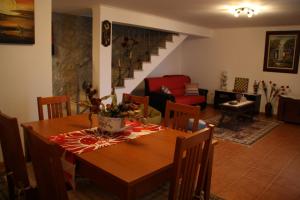 a dining room with a table and a living room at Castelo dos Sonhos in Valadares