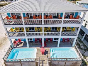 - une vue aérienne sur une maison avec 2 piscines dans l'établissement BeachFront 9Bed EasyBreezy East, à Gulf Shores