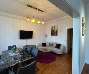 a living room with a table and a couch at Ferienwohnung Parterre in Varel