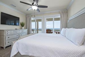 - une chambre avec un lit, un ventilateur de plafond et une télévision dans l'établissement BeachFront 9Bed EasyBreezy East, à Gulf Shores 68 autres photos