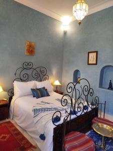 Postel nebo postele na pokoji v ubytování Riad Les Trois Mages
