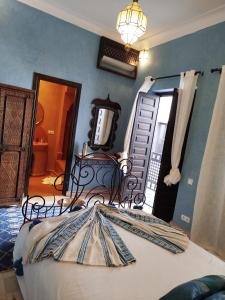 Postel nebo postele na pokoji v ubytování Riad Les Trois Mages