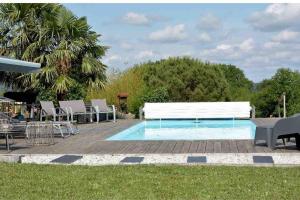 a swimming pool with a table and chairs next to it at Gîte à la campagne, piscine classé trois-étoiles N2 in Verruyes