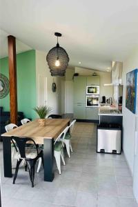 Køkken eller tekøkken på Gîte à la campagne, piscine classé trois-étoiles N2