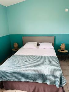 En eller flere senge i et værelse på Gîte à la campagne, piscine classé trois-étoiles N2 + 35 billeder