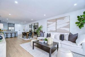 a living room with a white couch and a table at The Sunset Cove in Wesley Chapel