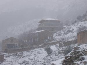 ein Gebäude auf einem schneebedeckten Berg im Schnee in der Unterkunft Résidence E CIME ASCO in Asco