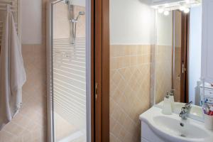 a bathroom with a shower and a sink at appartamenti vacanza antica mattonata in Stazione di Assisi +7 photos