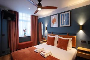 una camera da letto con un letto con due asciugamani sopra di Gillis Eight by Romy&Travis a Bruges