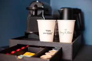 tre tazze di caffè poste sopra un cassetto di legno di Gillis Eight by Romy&Travis a Bruges