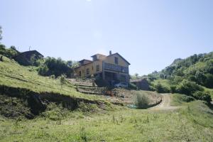 a house on the side of a hill at El Quesar de Gamoneo in Gamonedo de Cangas