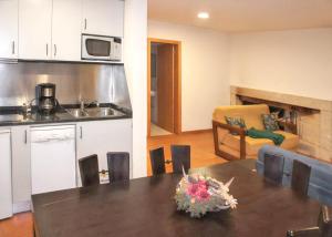 eine Küche und ein Esszimmer mit einem Tisch und einer Küchen-GMAX-Well-GMAX-Well-Well in der Unterkunft Comfortable Countryside House in Eira-Vedra with Shared Pool in Vieira do Minho