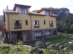 una casa en una colina con un patio en El Quesar de Gamoneo, en Gamonedo de Cangas