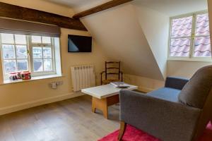 un salon avec un canapé et une table dans l'établissement Minster Loft, à York