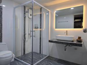 ein Badezimmer mit Dusche, Waschbecken und Toilette in der Unterkunft Sea Balcony Cottage in Satun