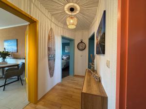 a hallway leading to a room with a bedroom at Ferienwohnung 1 im Beachhouse am Goitzschesee - strandnah, familienfreundlich & komfortabel in Bitterfeld