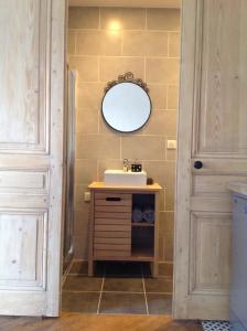 リヨンにあるCocon au pied de la Croix Rousseのバスルーム(洗面台、鏡付)