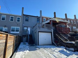 ワシントンにあるBeautiful 3BR Updated House DC - Private Parkingの雪の中の家の前のガレージ