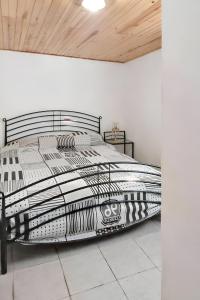 Ένα ή περισσότερα κρεβάτια σε δωμάτιο στο Comfortable house in Cortes do Meio with garden