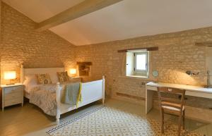 Un dormitorio con una cama, un escritorio y un lavabo. en La Cannonerie, en Réaux 58 fotos más
